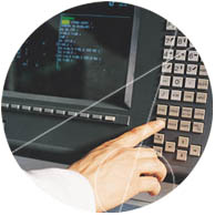 Pantalla de control del centro de mecanizado. Se le suministran los datos para realizar el trabajo y el brazo automaticamente escoge las herramientas necesarias